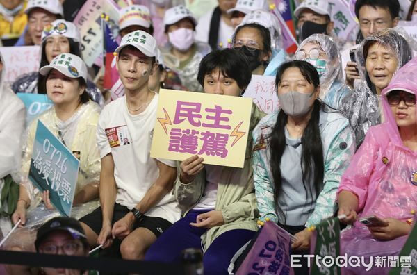 ▲▼罷團於立法院外濟南路舉辦【為民主守夜 公民集氣晚會】。（圖／記者李毓康攝）