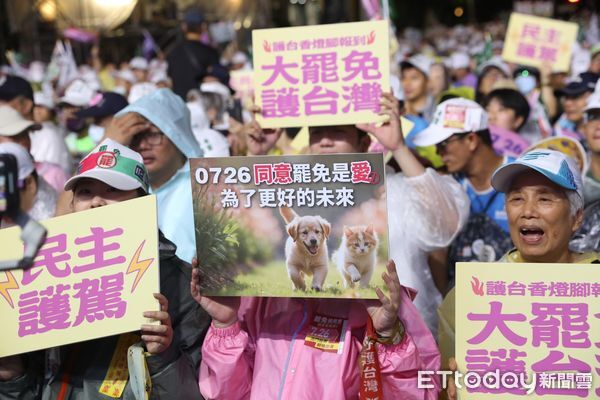 ▲▼罷團於立法院外濟南路舉辦【為民主守夜 公民集氣晚會】。（圖／記者李毓康攝）