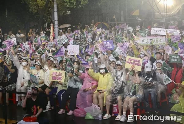 ▲▼罷團於立法院外濟南路舉辦【為民主守夜 公民集氣晚會】。（圖／記者李毓康攝）