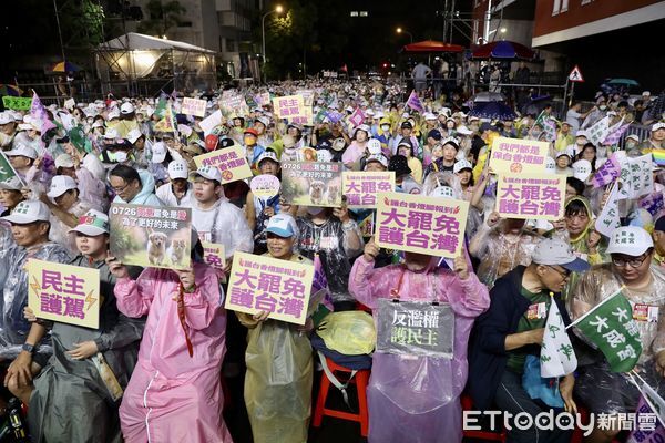 ▲▼罷團於立法院外濟南路舉辦【為民主守夜 公民集氣晚會】。（圖／記者李毓康攝）