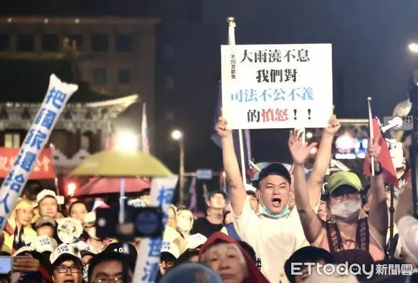 ▲▼國民黨舉辦「不同意罷免」選前之夜，參與民眾舉牌控訴「司法不公」。（圖／記者徐文彬攝）