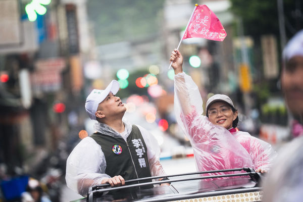 ▲▼倒數一天！「新北來罷」車隊不畏風雨前進林口、泰山、板橋 蘇巧慧：出門投票 讓世界知道親中不是台灣的選項。（圖／民進黨新北市黨部提供）