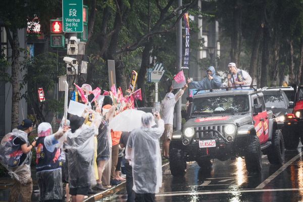 ▲▼倒數一天！「新北來罷」車隊不畏風雨前進林口、泰山、板橋 蘇巧慧：出門投票 讓世界知道親中不是台灣的選項。（圖／民進黨新北市黨部提供）