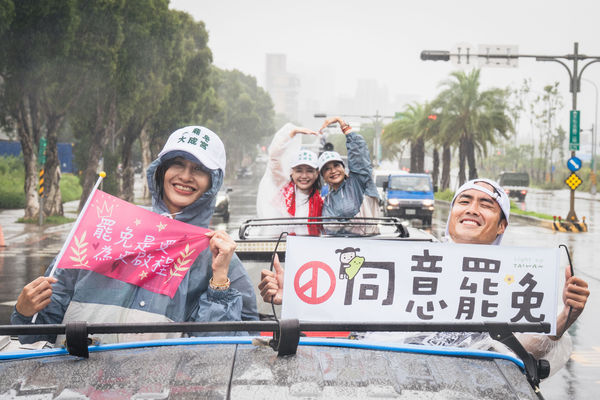 ▲▼倒數一天！「新北來罷」車隊不畏風雨前進林口、泰山、板橋 蘇巧慧：出門投票 讓世界知道親中不是台灣的選項。（圖／民進黨新北市黨部提供）
