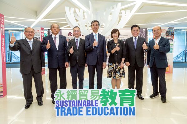 ▲IEAT黃教漳理事長(中)、經濟部國際貿易署胡啟娟副署長(右三)、前駐新加坡代表梁國新大使(右二)、致理科技大學黃博怡副校長(右一)、政治大學李蔡彥校長(左三)、前駐越南代表黃志鵬大使(左二)、IEAT黃文榮秘書長(左一)等參觀《永續貿易教育成果。（圖／IEAT提供）