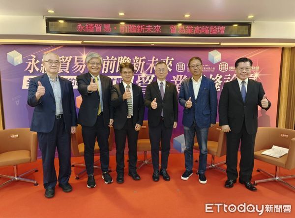 ▲論壇邀請到政治大學李蔡彥校長(右三)演講，前駐新加坡代表梁國新大使(右一)主持座談，恆隆行董事長陳政鴻(右二)、台大國企系詹文男教授(左二)、政大商學院楊培侃教授(左三)與德明財經科大賀光輝教授(左一)與談。（圖／記者張佩芬攝）