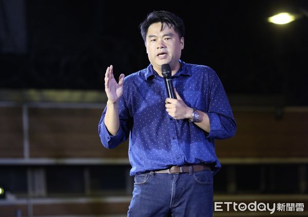 ▲▼罷團於立法院外濟南路舉辦【為民主守夜 公民集氣晚會】，呂捷宣講。（圖／記者李毓康攝）