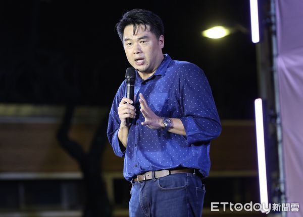 ▲▼罷團於立法院外濟南路舉辦【為民主守夜 公民集氣晚會】，呂捷宣講。（圖／記者李毓康攝）
