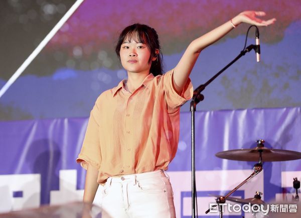 ▲▼罷團於立法院外濟南路舉辦【為民主守夜 公民集氣晚會】，楊舒雅宣講  。（圖／記者李毓康攝）