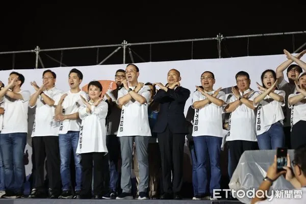 ▲▼國民黨主席朱立倫率領執政縣市首長與立委一起以手勢比出「不同意罷免」。（圖／記者徐文彬攝）