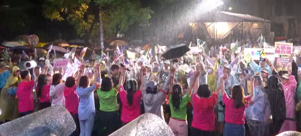 ▲▼反共護台志工聯盟今晚在立法院外濟南路舉辦「為民主守夜 公民集氣晚會」，民進黨團幹事長吳思瑤率51戰隊與民眾一起淋雨。（圖／翻攝民進黨YouTube）