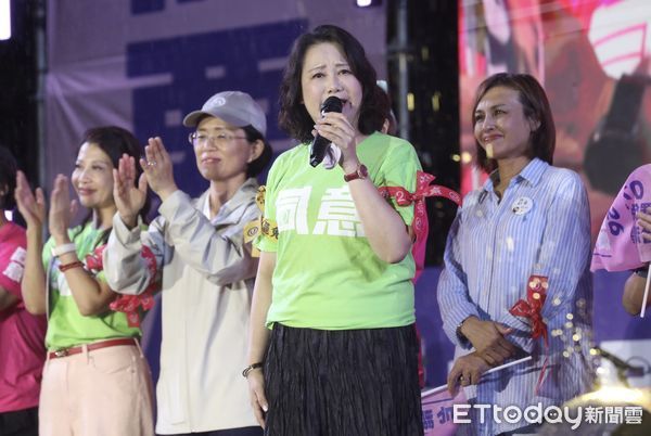 ▲▼罷團於立法院外濟南路舉辦【為民主守夜 公民集氣晚會】，吳思瑤宣講。（圖／記者李毓康攝）