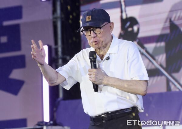 ▲▼罷團於立法院外濟南路舉辦【為民主守夜 公民集氣晚會】，大罷免三號志工曹興誠宣講。（圖／記者李毓康攝）