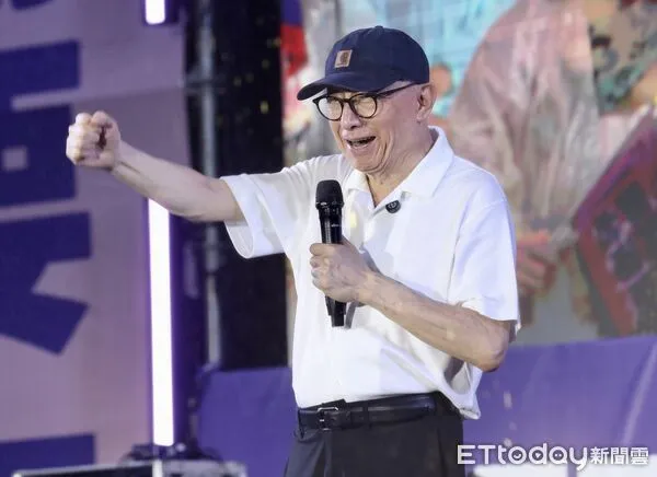 ▲▼罷團於立法院外濟南路舉辦【為民主守夜 公民集氣晚會】，大罷免三號志工曹興誠宣講。（圖／記者李毓康攝）