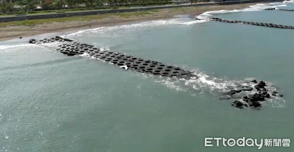 ▲搜救人員25日出動船艇與無人機，在黃金海岸南北岸持續搜尋失蹤學童未果。（記者林東良翻攝，下同）