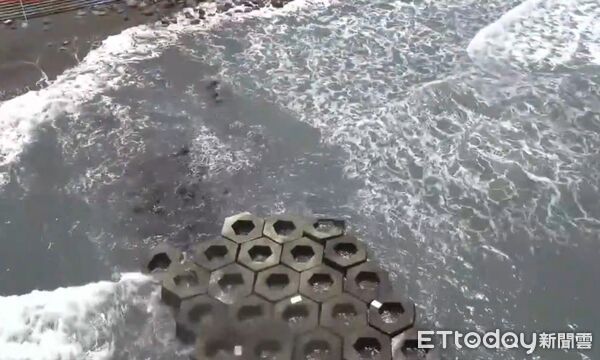 ▲搜救人員25日出動船艇與無人機，在黃金海岸南北岸持續搜尋失蹤學童未果。（記者林東良翻攝，下同）