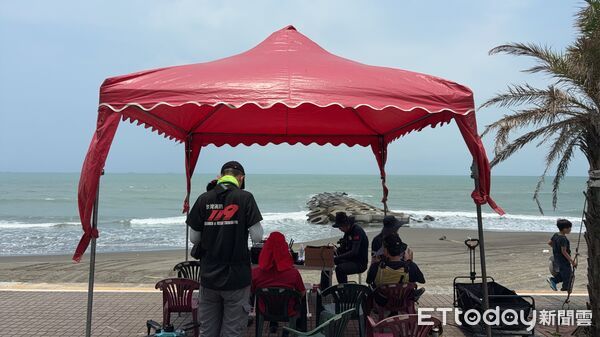▲搜救人員25日出動船艇與無人機，在黃金海岸南北岸持續搜尋失蹤學童未果。（記者林東良翻攝，下同）