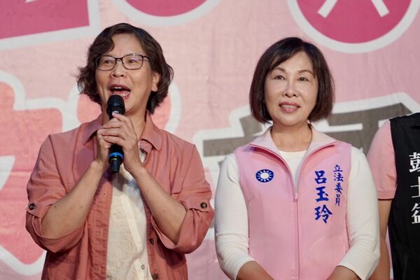 ▲反罷最後拚戰，呂玉玲團結之夜民眾高喊票投不同意 