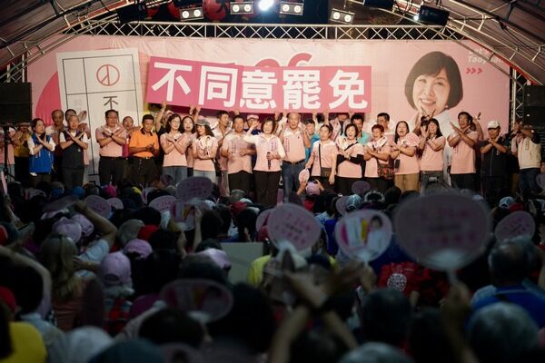 ▲反罷最後拚戰，呂玉玲團結之夜民眾高喊票投不同意 