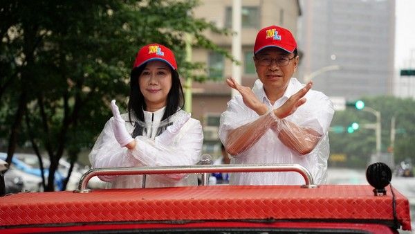 ▲最後衝刺！藍營不畏風雨力挺萬美玲