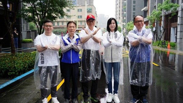 ▲最後衝刺！藍營不畏風雨力挺萬美玲