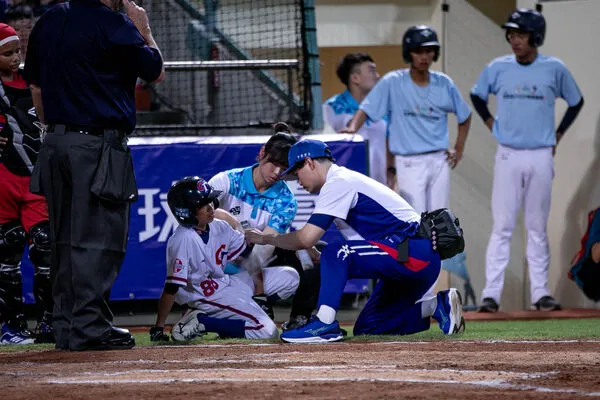 ▲▼  U12世界盃，古巴投手多次投出近身球，其中林楷宸兩度遭觸身球擊中           。（圖／棒協提供）