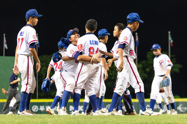 ▲▼   總教練章子健安排「雙刀流」好手鍾定栩掛帥先發，果然不負所託，繳出3局7K、最快球速達117公里的壓制演出，加上前3局穩紮穩打搶下6分，最終以6比3擊敗古巴，成功旗開得勝。（圖／棒協提供）