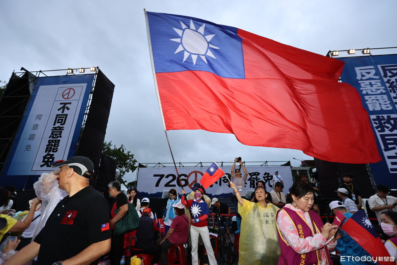 大型國旗飄揚國民黨凱道選前之夜　「國瑜娃娃」重出江湖