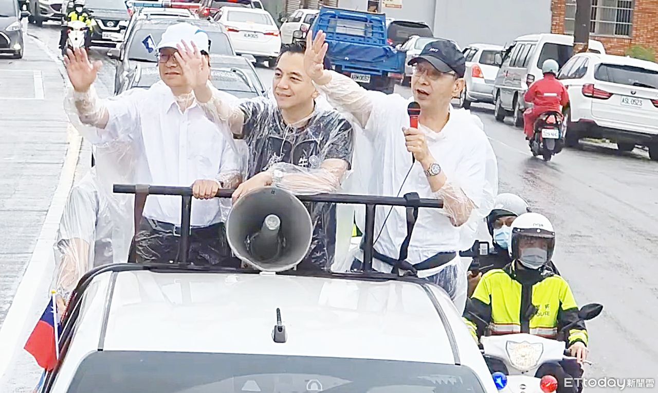 選前大雨滂沱中掃街　朱立倫籲支持者：明天投票風雨無阻