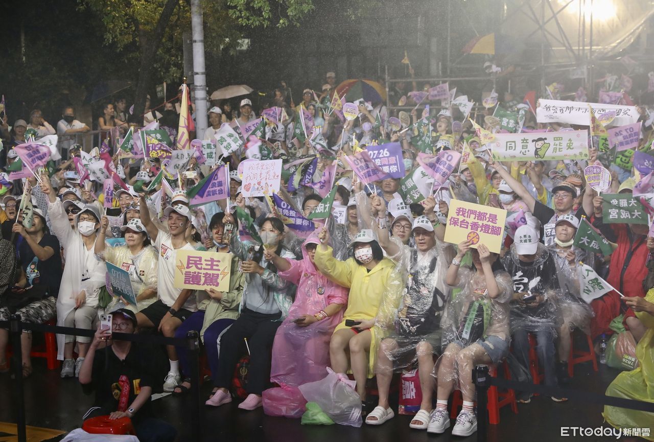 罷團晚會人潮湧至中山南路　作家轟黃國昌在中共跟台灣間竟有選擇障礙