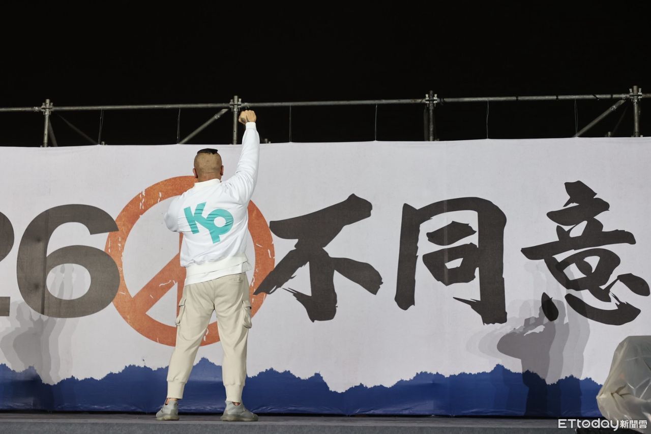 館長站台轟「青鳥」鬧場丟冥紙　身分曝光竟是反罷免網紅！