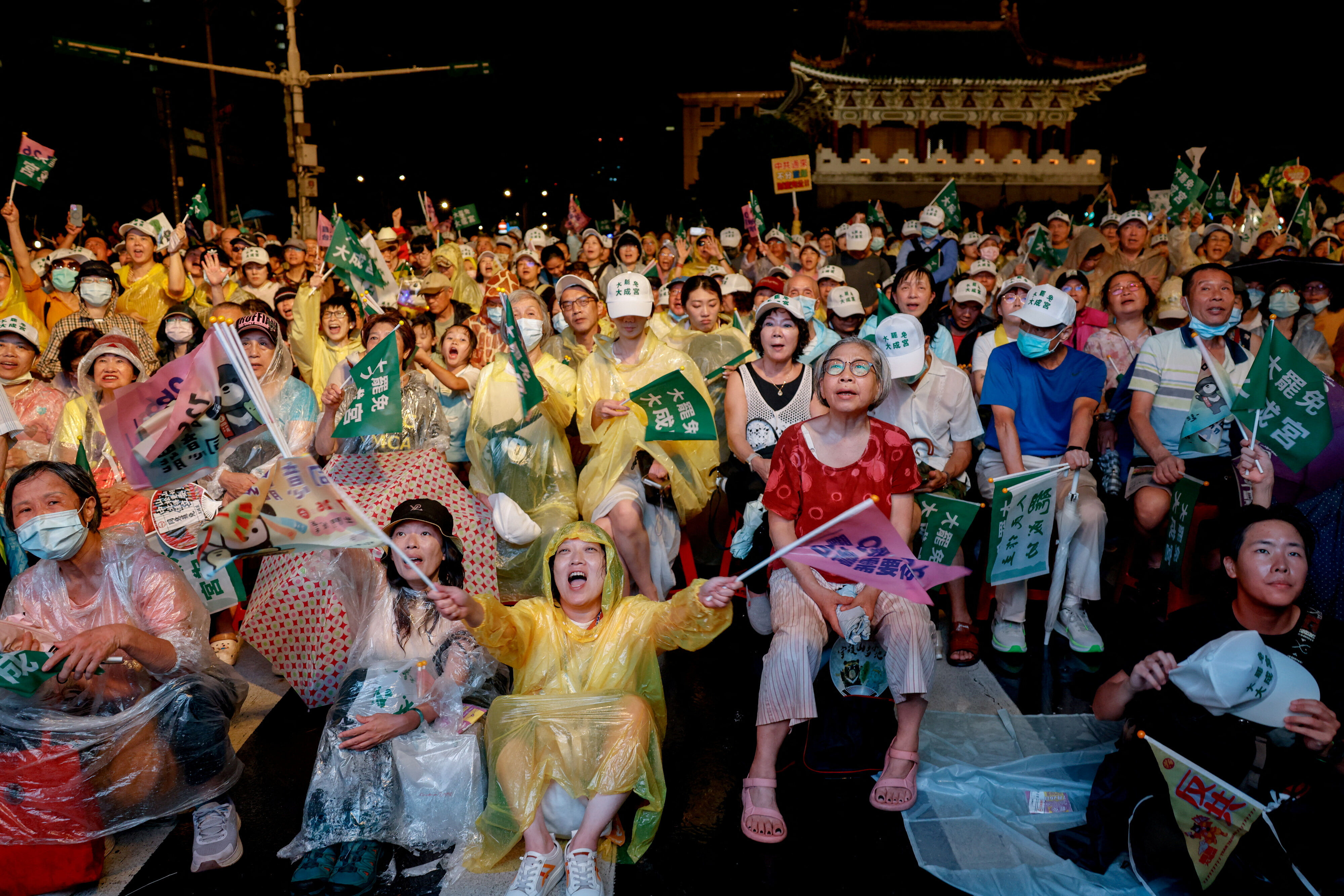 ▲▼民眾在大雨中響應大罷免造勢活動。（圖／路透）