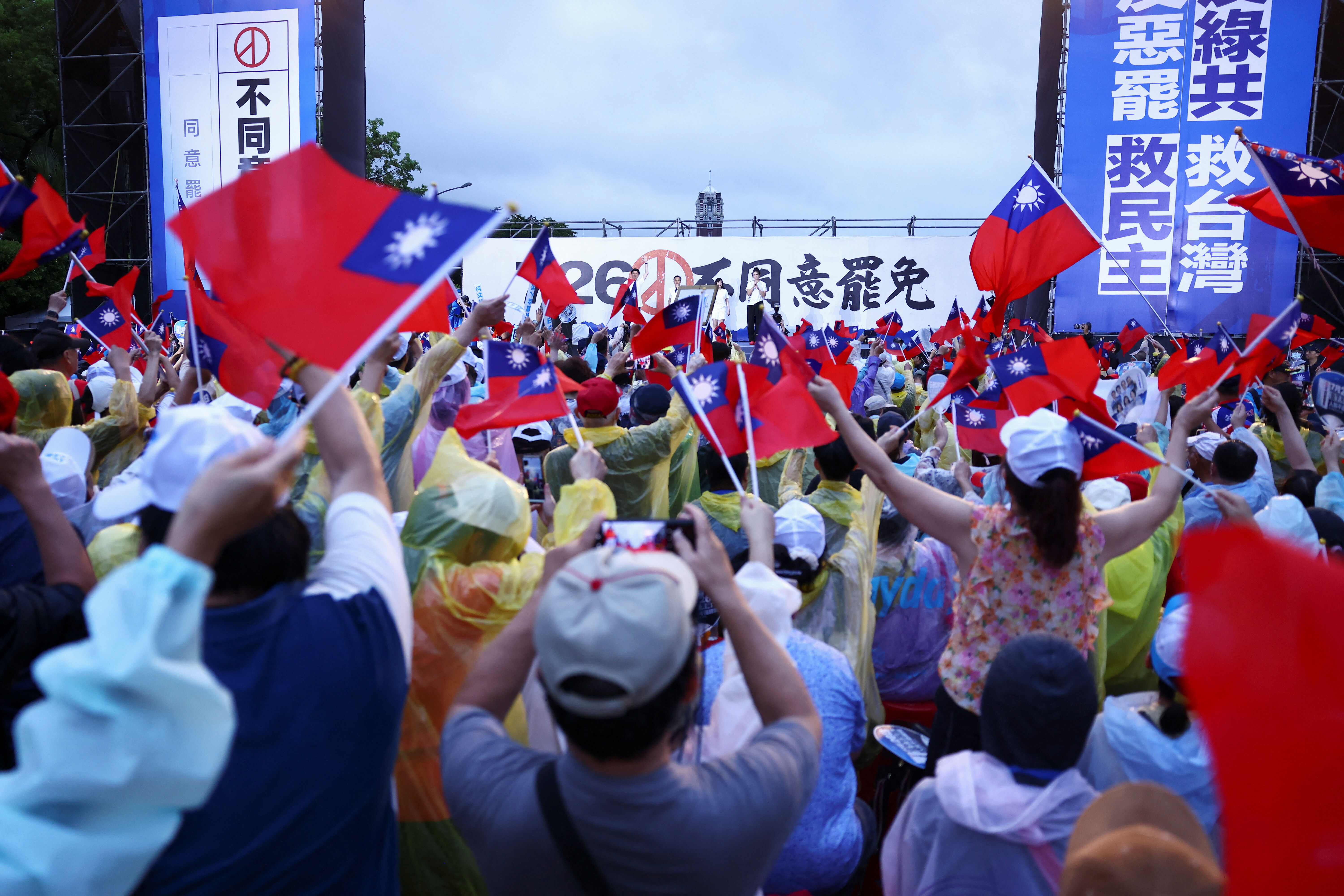 ▲▼國民黨在凱道前造勢，呼籲選民反罷免。（圖／路透）