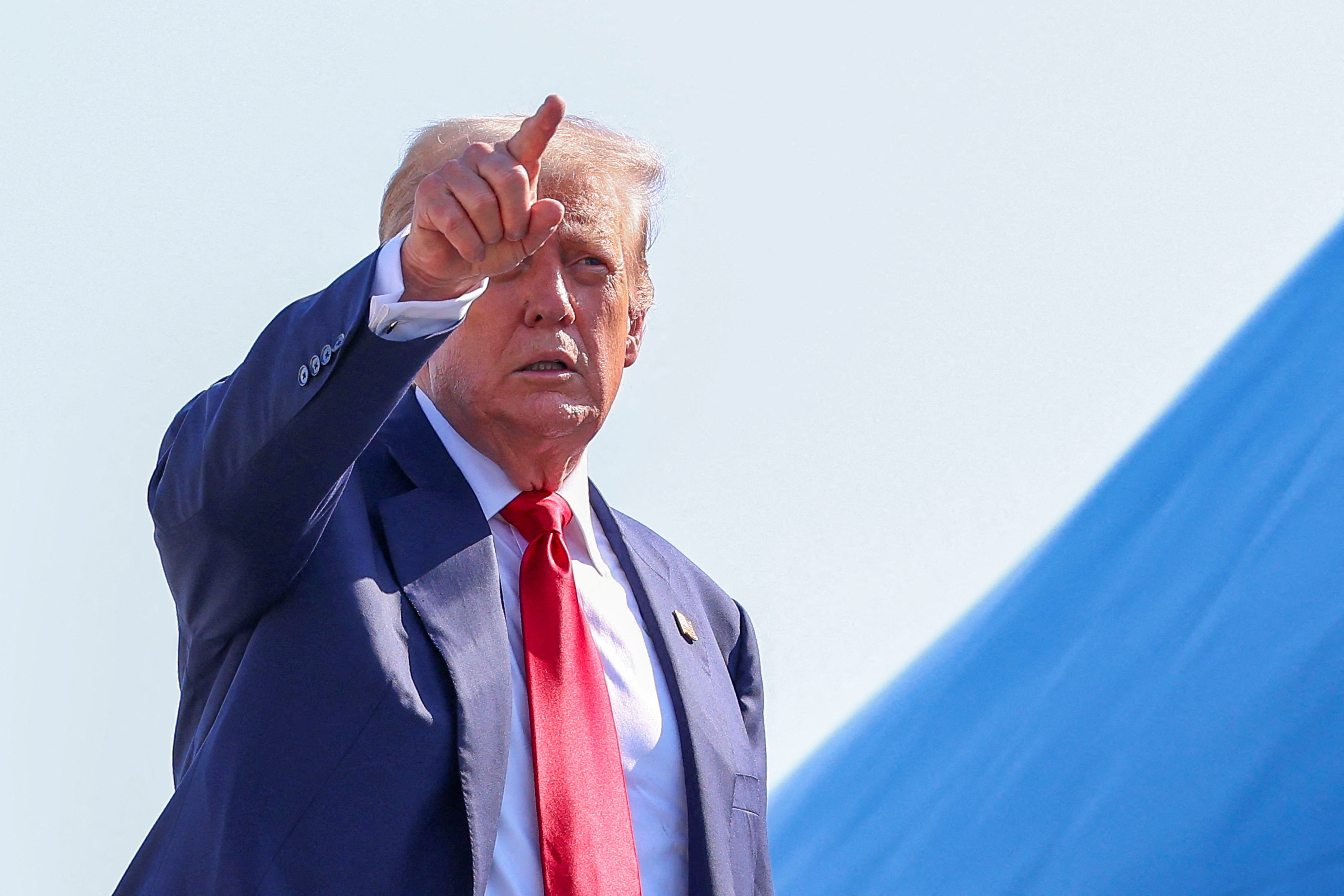 ▲▼美國總統川普搭乘空軍一號出訪英國蘇格蘭。(圖/路透)