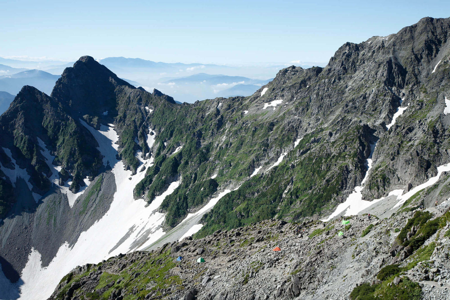 ▲▼日本北穗高岳驚見1男屍　竟是政府內閣高官...疑遭落石砸死。（圖／翻攝自北穗高小屋官網）
