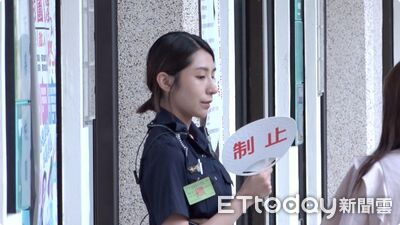 大罷免投票!正妹女警成嬌點 「頭香姐」檢查票匭