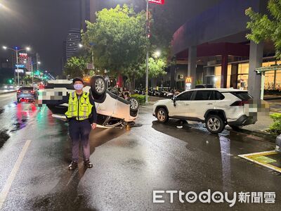 高雄1家4口買「得來速」自小客暴衝猛撞翻車 搜出一堆毒品