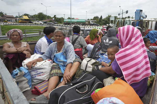 ▲▼泰國邊境居民緊急撤離。（圖／達志影像／美聯社）