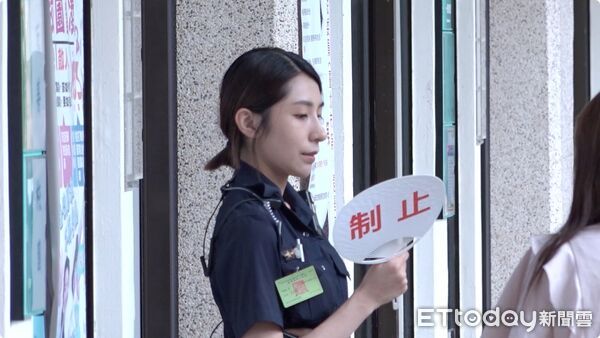 ▲▼金甌女中投開票所正妹女警。（圖／記者劉亮亨攝）