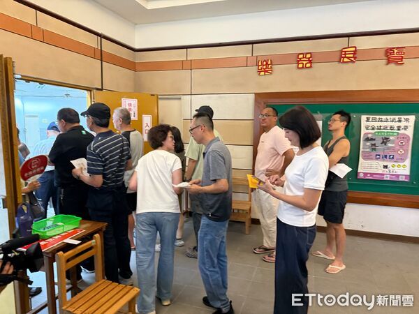 ▲▼蔣萬安、王鴻薇投票。（圖／記者姜國輝攝）