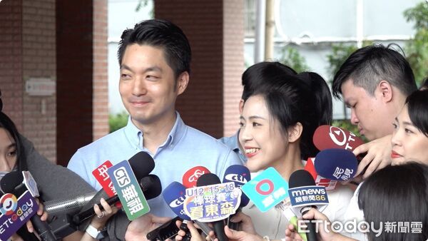 ▲▼蔣萬安、徐巧芯投票。（圖／記者呂佳賢攝）