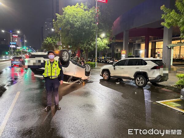 ▲高雄市左營博愛路發生毒駕車禍，所幸沒人傷亡             。（圖／記者吳奕靖翻攝）