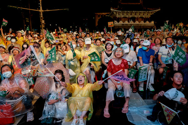 ▲▼民眾在大雨中響應大罷免造勢活動。（圖／路透）