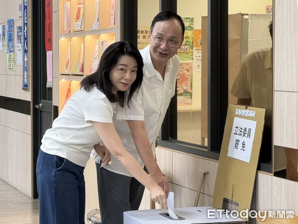 ▲▼             國民黨主席朱立倫與妻子現身八德老人活動中心投票。（圖／記者沈繼昌攝，下同）