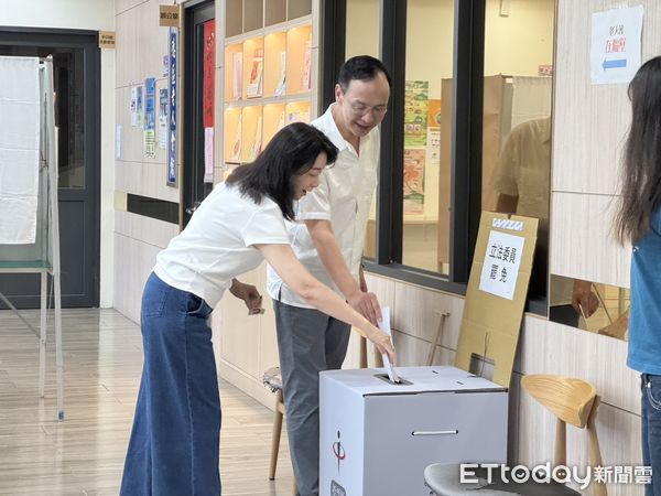 ▲▼             國民黨主席朱立倫與妻子現身八德老人活動中心投票。（圖／記者沈繼昌攝，下同）