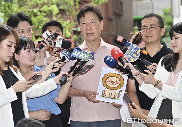 ▲▼2025立委罷免投票日，立委羅智強陪同前中廣董事長趙少康投票  。（圖／記者李毓康攝）