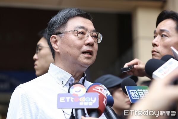 ▲▼大罷免,行政院院長卓榮泰投票,三民國中。（圖／記者姜國輝攝）
