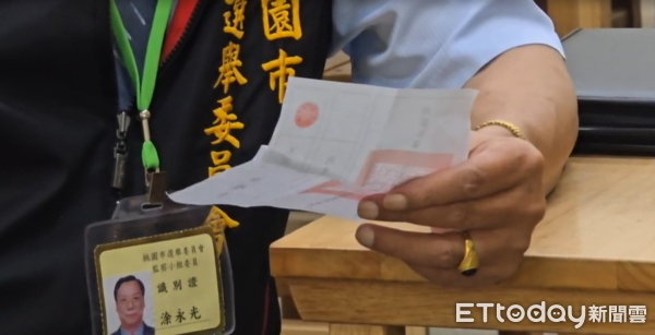 ▲▼             桃園楊梅國中投票所發生撕毀選票情事。（圖／記者沈繼昌翻攝，下同）