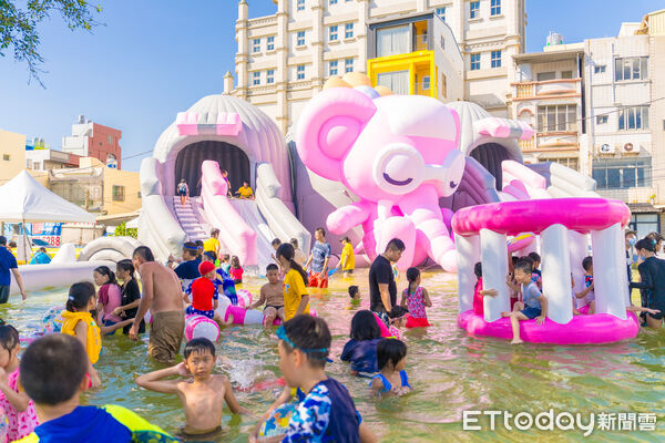 ▲▼旗津氣墊水樂園。（圖／記者許宥孺翻攝）