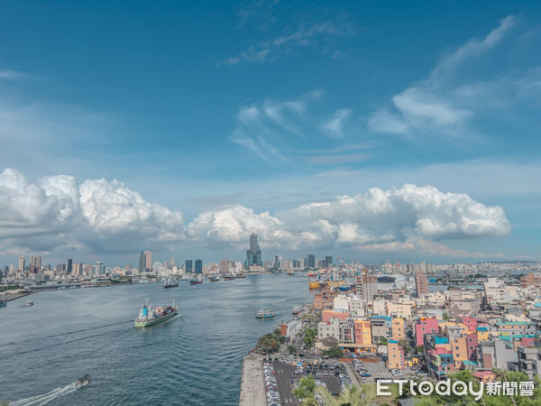 ▲從高雄燈塔遠眺壯闊港灣及彩虹屋。（圖／記者許宥孺翻攝）